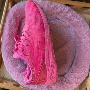 ASICS Tiger Kayano-Gel in Neon Pink